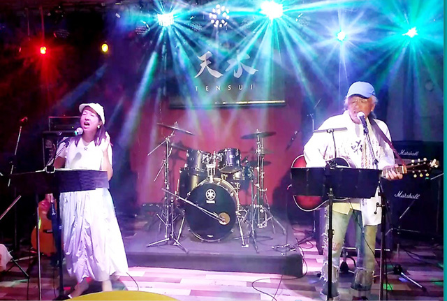 �����ɂȂ��Ă�Happy's